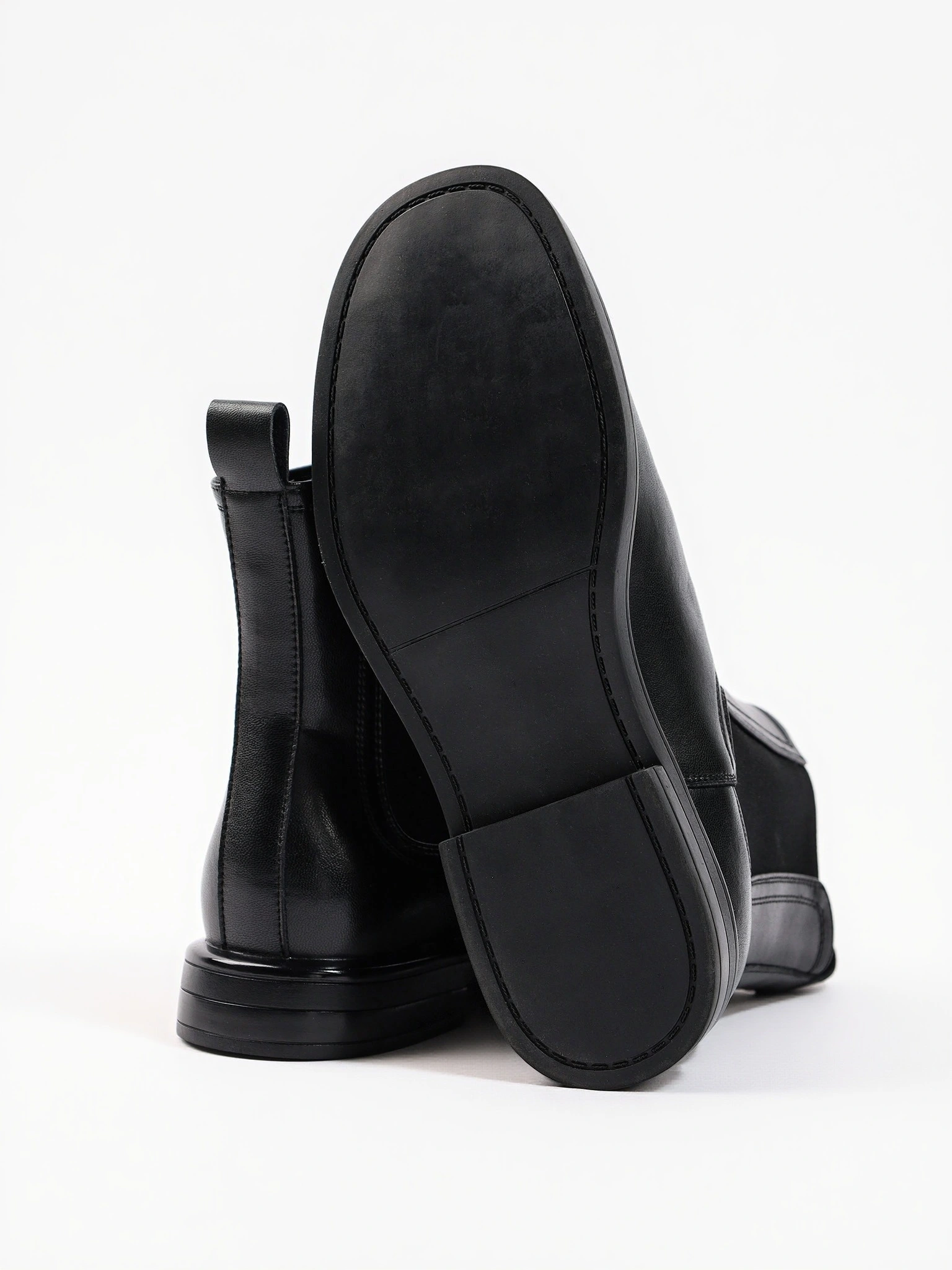 Ботинки-челси черного цвета на низком каблуке